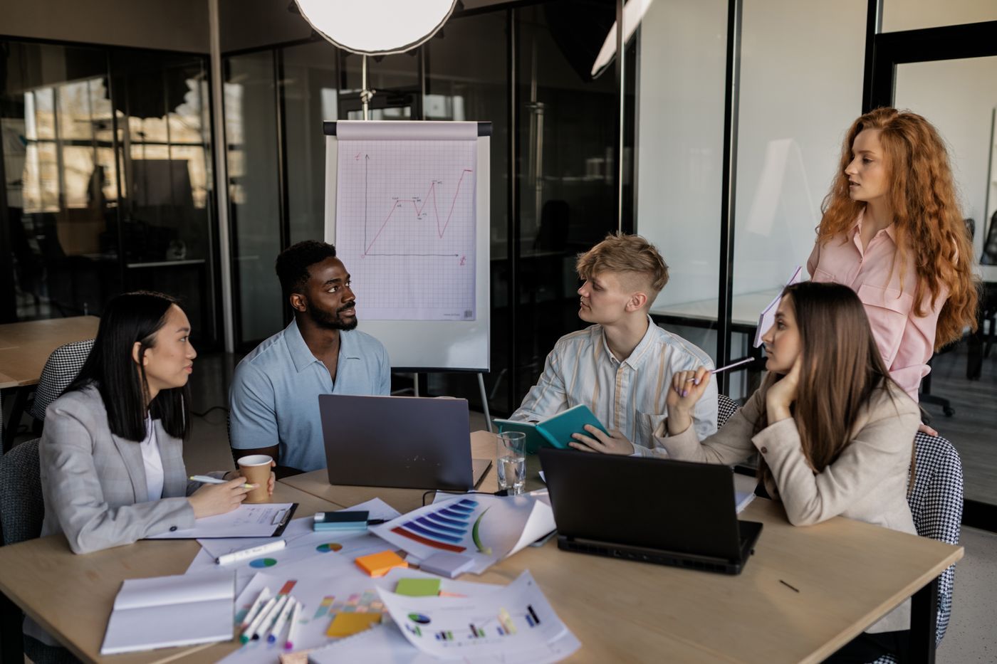 Réunion d'équipe autour d'une table de travail