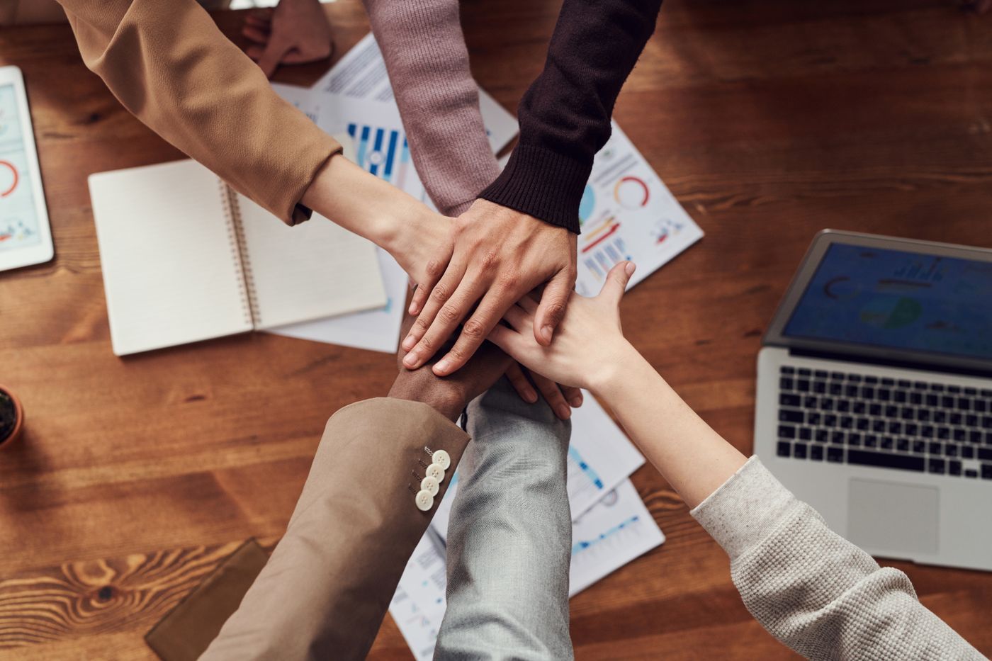 Mains réunies au-dessus d'une table de travail